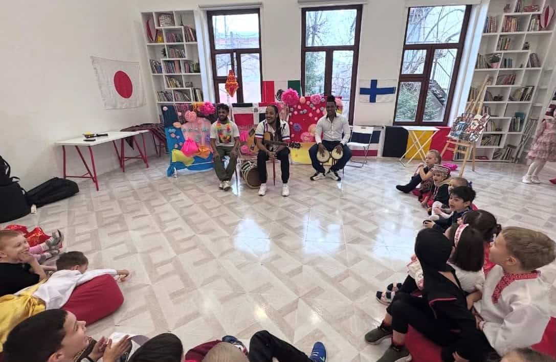 Yanco Santana enseña música dominicana en escuelas de Rusia.<br>