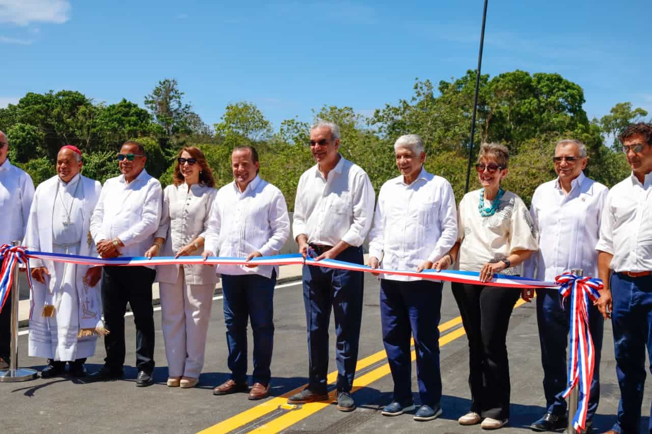 El presidente Luis Abinader (al centro) durante la inauguración del puente. 