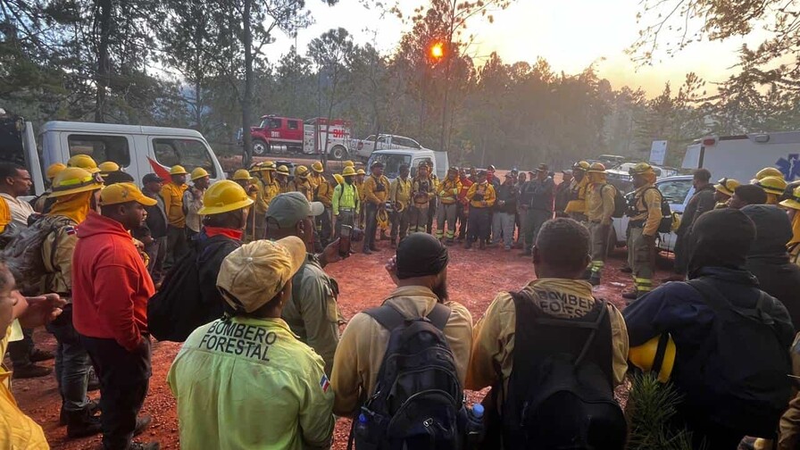 Incendio en Sierra de Bahoruco avanza hasta menos de 200 metros del mirador del Hoyo de Pelempito Incendio en Sierra de Bahoruco avanza hasta menos de 200 metros del mirador del Hoyo de Pelempito