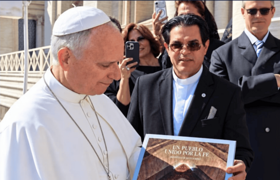 Papa León XIV recibe “Un pueblo unido por la fe”, libro sobre el patrimonio religioso dominicano