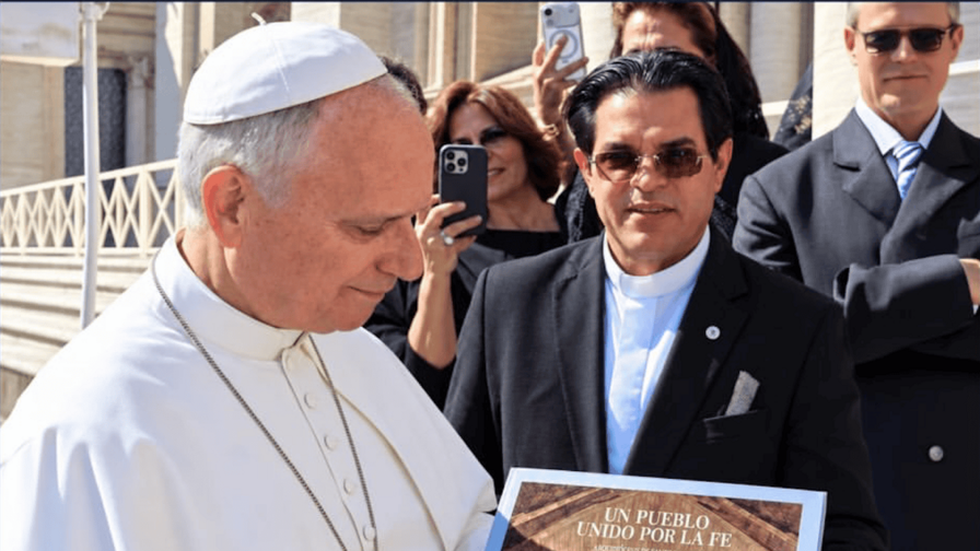 Papa León XIV recibe “Un pueblo unido por la fe”, libro sobre el patrimonio religioso dominicano Papa León XIV recibe “Un pueblo unido por la fe”, libro sobre el patrimonio religioso dominicano