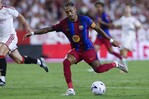 Raphinha logra un contundente triplete y mantiene al Barcelona intratable en la cima de LaLiga