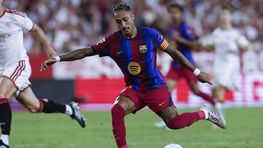 Raphinha logra un contundente triplete y mantiene al Barcelona intratable en la cima de LaLiga