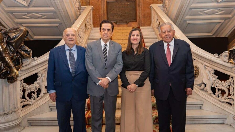 Juan Bolívar Díaz presenta en Madrid su libro de memorias “Con las riendas tensas”
