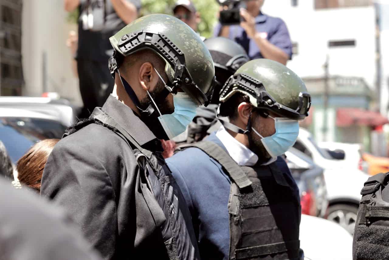 Los detenidos por el caso Senasa 2.0 han optado por cubrirse el rostro mientras son trasladados a la Procuraduría, este sábado 19 de septiembre del 2026.
