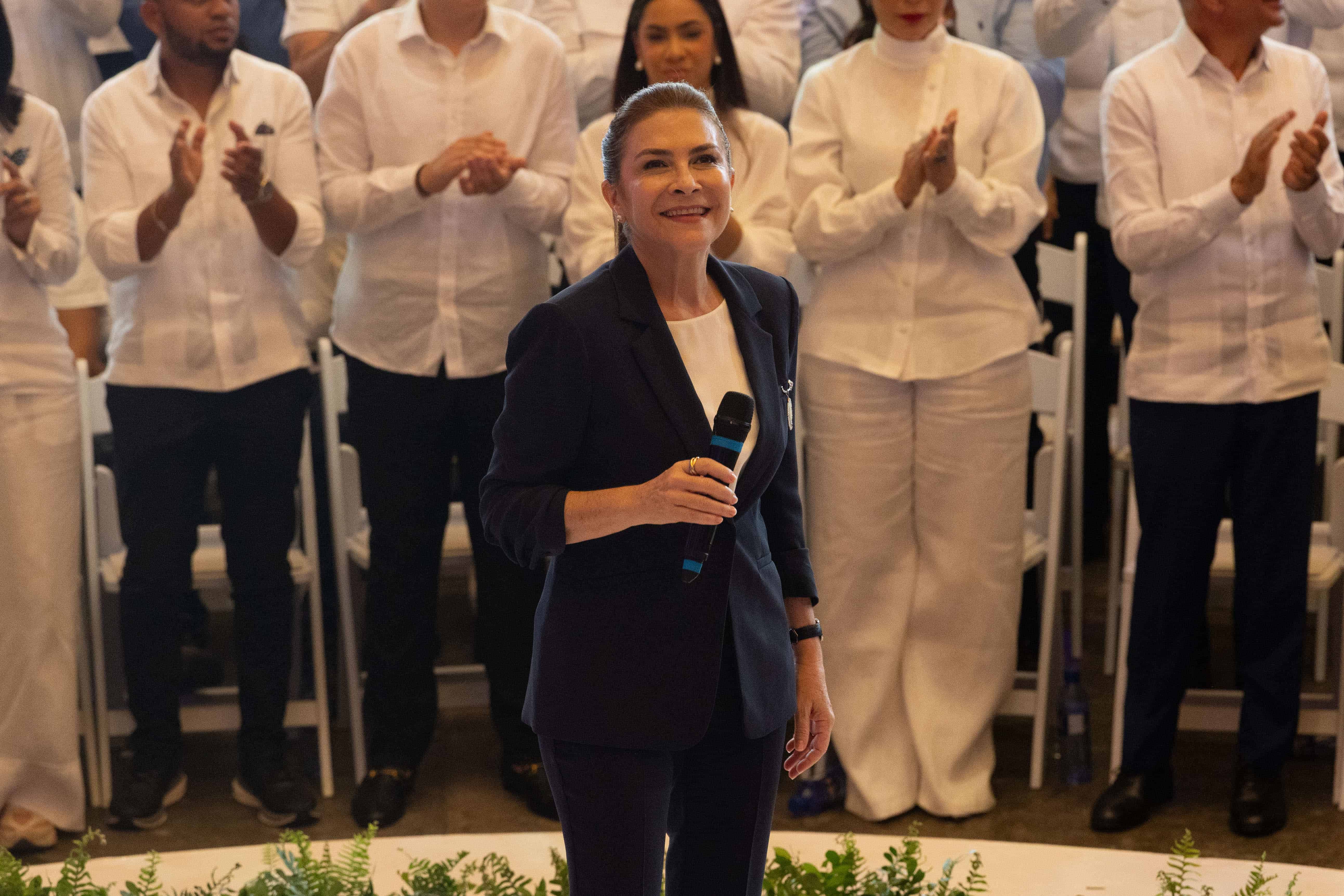La alcaldesa del Distrito Nacional, Carolina Mejía y aspirante a la candidatura presidencial del PRM, durante su intervención en el acto de juramentación de Ricardo de los Santos como coordinador nacional de su campaña.