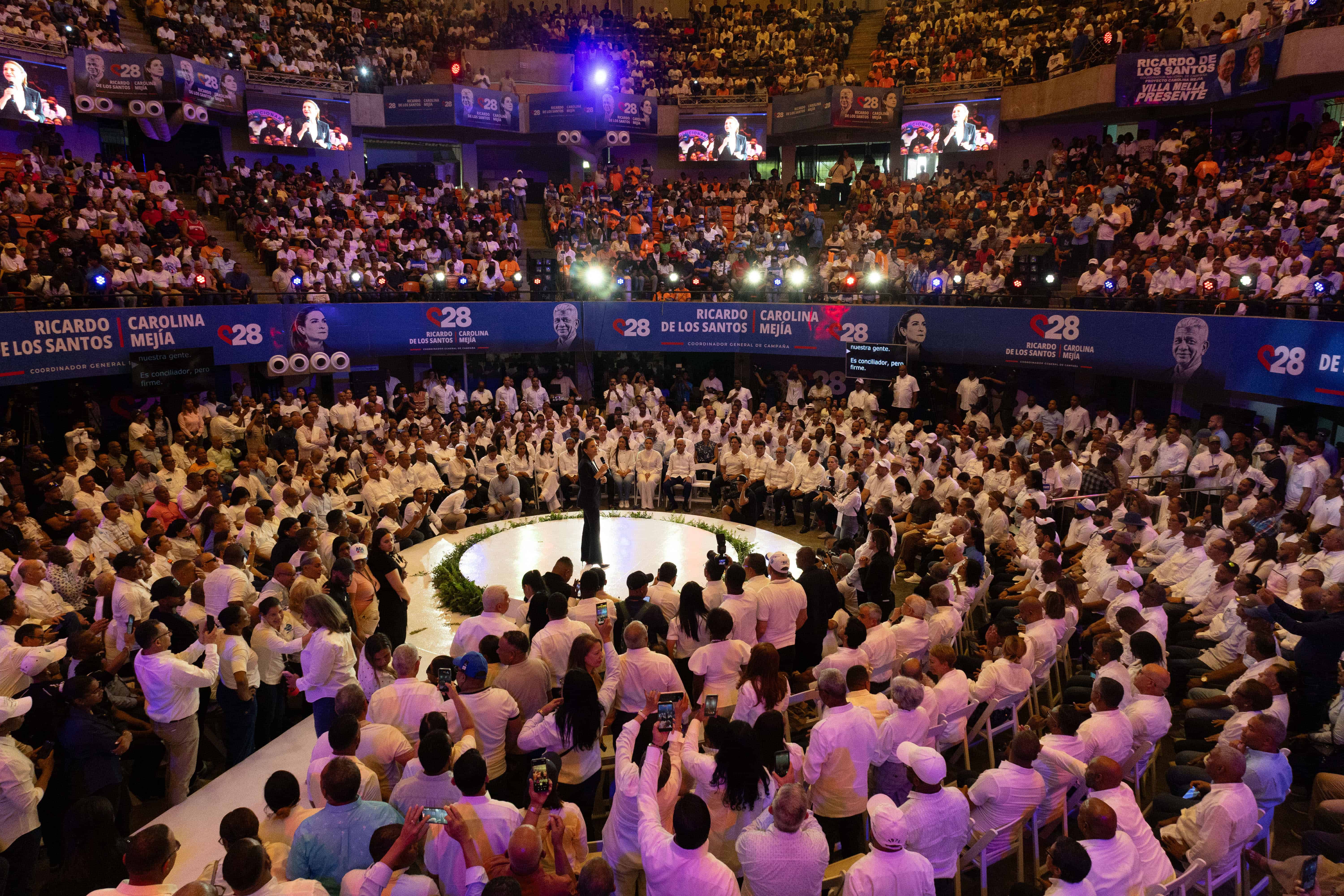 Dirigentes del Partido Revolucionario Moderno (PRM)&nbsp; acompañaron a Carolina Mejía y Ricardo de los Santos durante el acto celebrado este domingo en el Coliseo Teo Cruz.