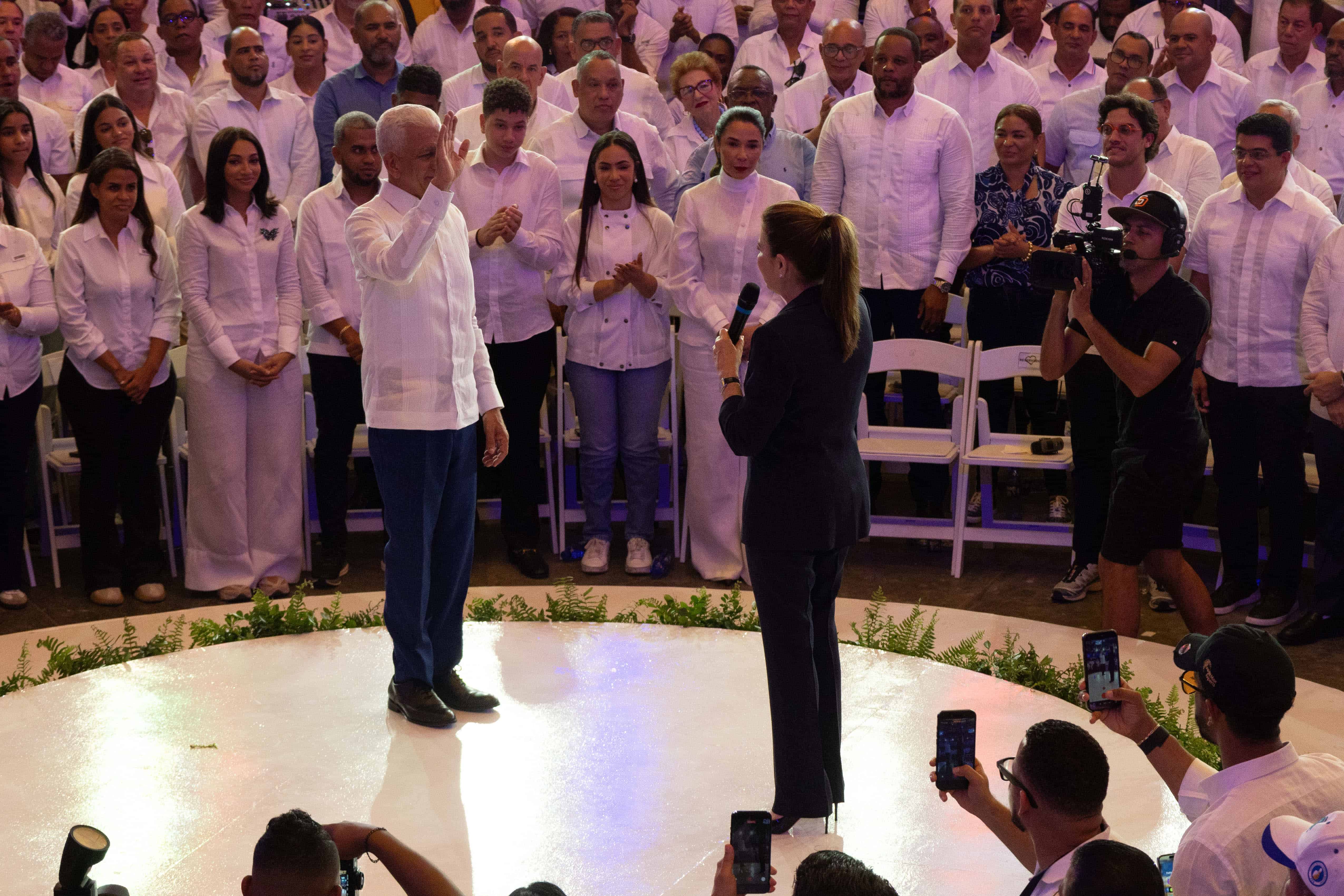 Carolina Mejía juramenta a Ricardo de los Santos como coordinador nacional de su campaña presidencial.