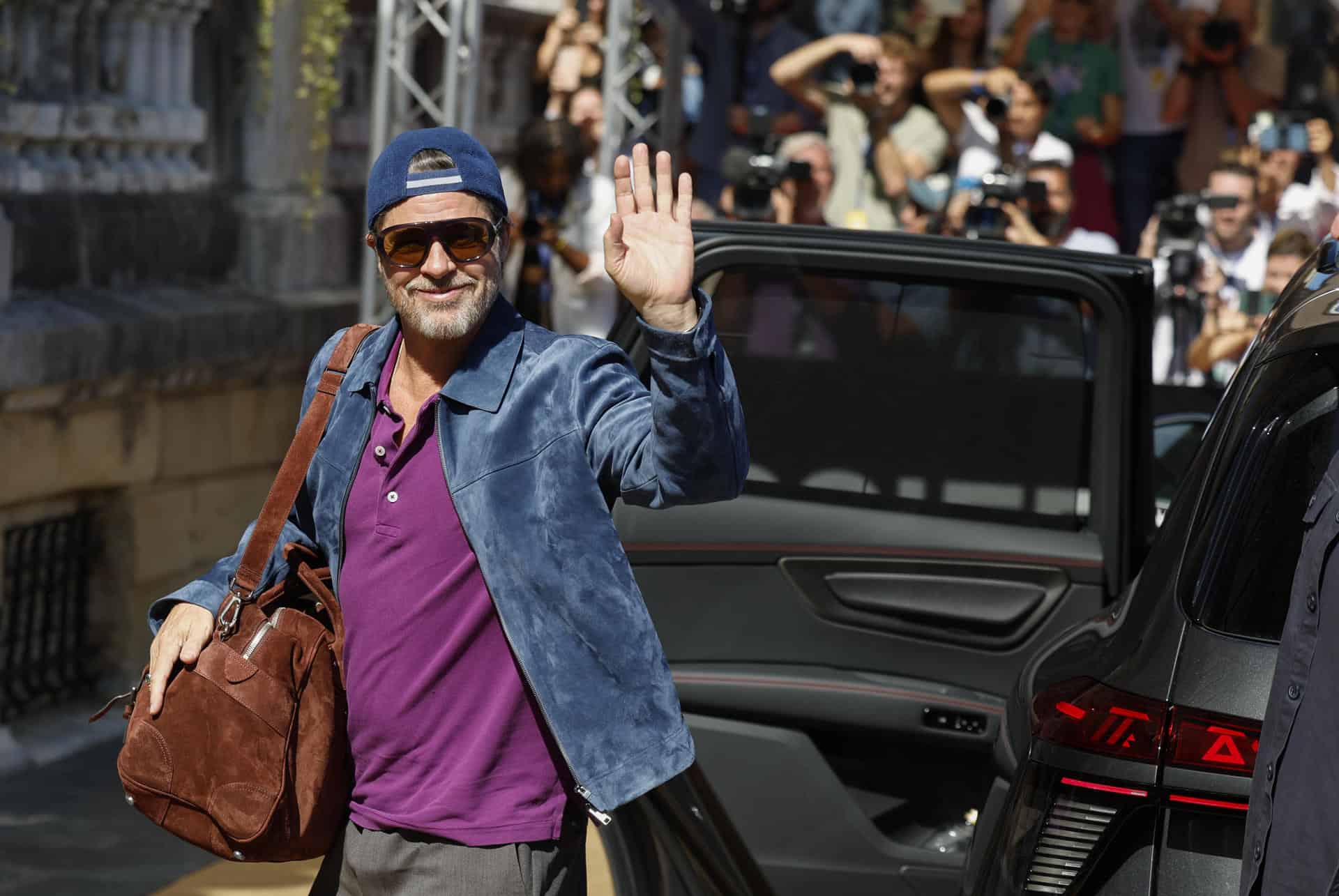 El actor norteamericano Brad Pitt saluda al público a su llegada este domingo al Festival de Cine de San Sebastián, donde presenta En el corazón de la bestia.<br>