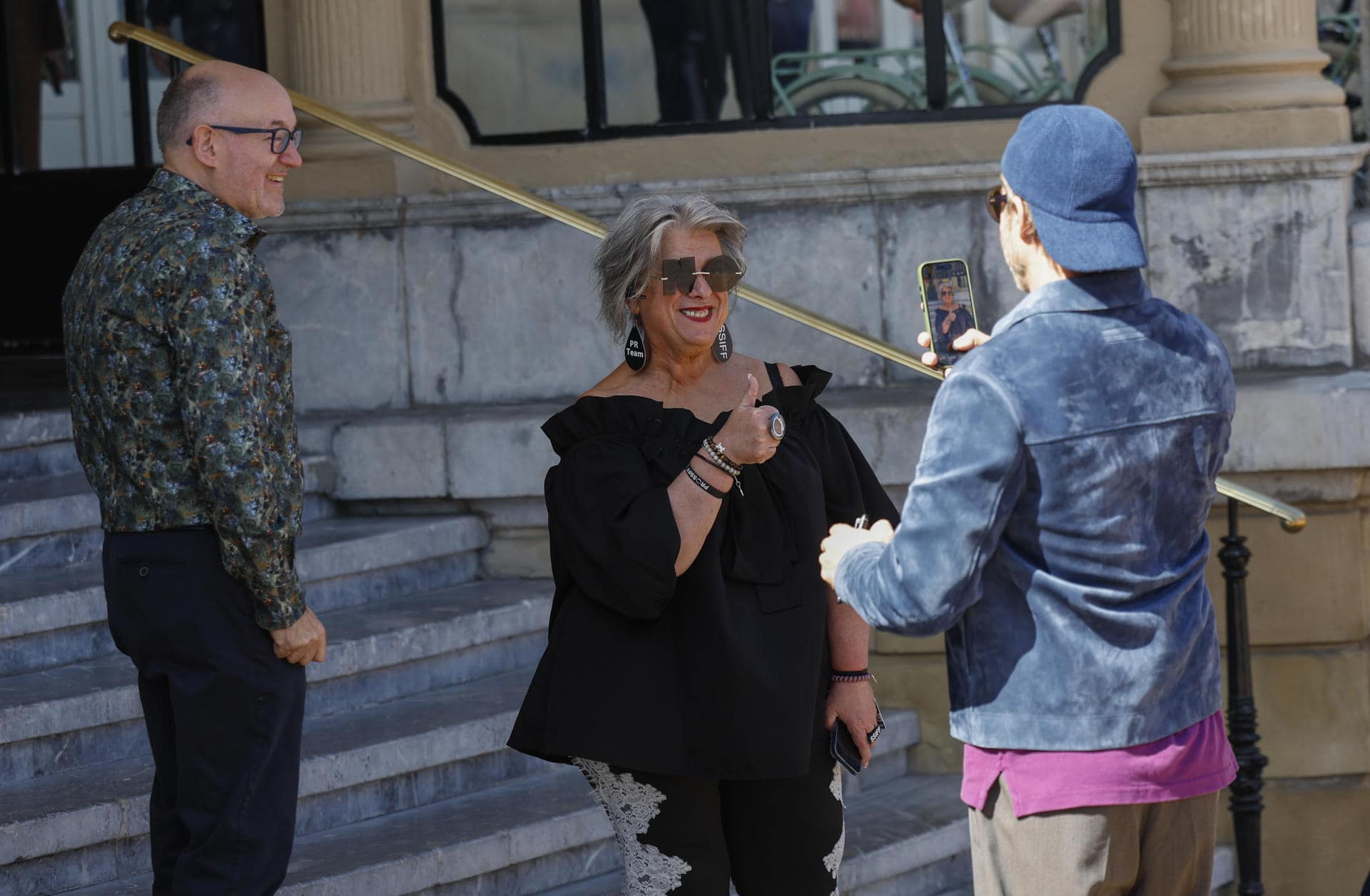 El público que esperaba, en algunos casos durante horas, ante la aparición del actor reaccionó con gritos de '¡Brad, Brad, Brad!' y peticiones de 'selfies'.<br><br>