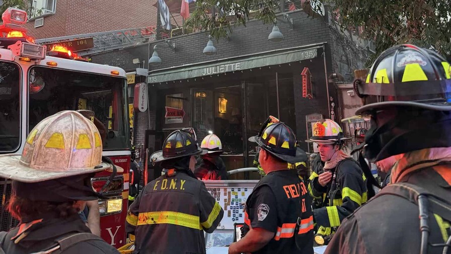 Seis bomberos heridos durante incendio de cuatro alarmas en restaurante de Brooklyn