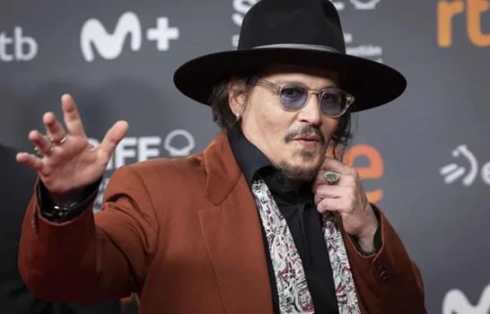 Johnny Depp inaugura su exposición pintura en China con figuras de Bunnyman