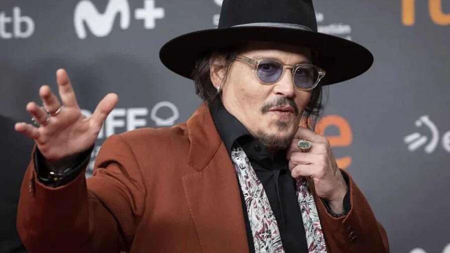Johnny Depp inaugura su exposición pintura en China con figuras de Bunnyman