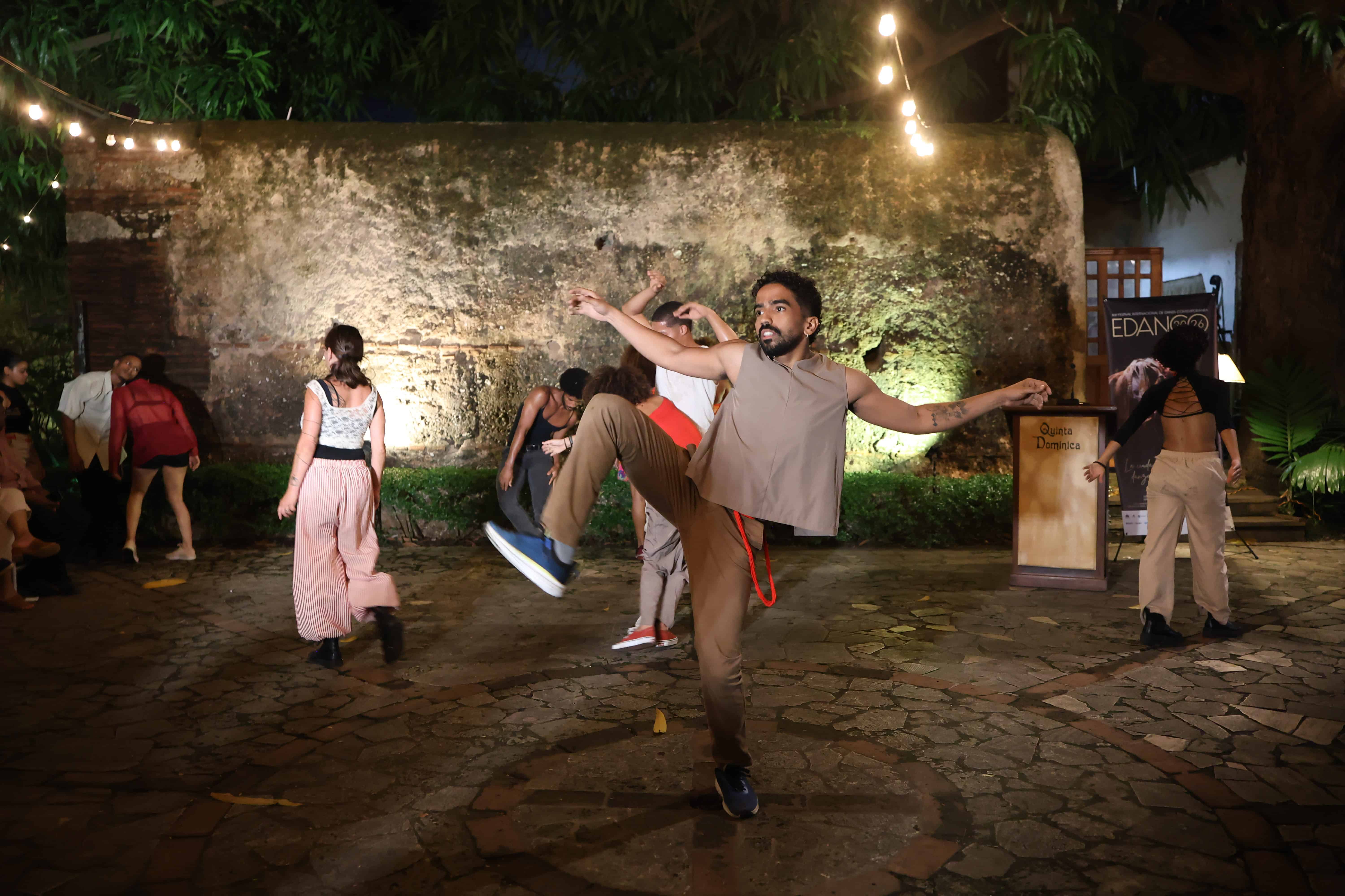 Los bailarines durante la inauguración del XXI Festival Internacional de Danza Contemporánea (Edanco 2026), en la Quinta Dominica.&nbsp;