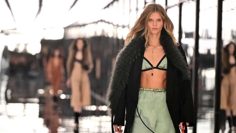 Fendi introduce la sensualidad disco en la Semana de la Moda de Milán