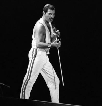 El piano de Freddie Mercury y una mítica guitarra de Oasis salen a subasta en Londres