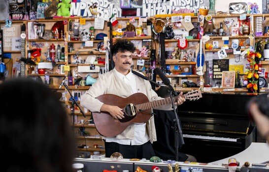 Alex Ferreira lleva su música dominicana al Tiny Desk con un recorrido por su carrera