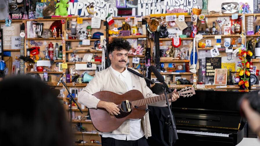 Alex Ferreira lleva su música dominicana al Tiny Desk con un recorrido por su carrera