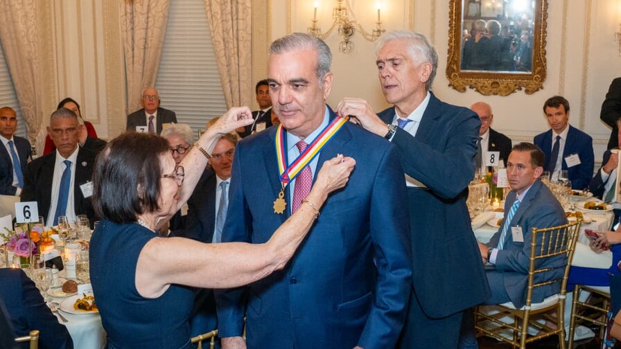 Américas Society distingue a Abinader por gestión económica e institucional