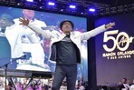 Ramón Orlando celebra 50 años de carrera con un Estadio Olímpico que se tiende a sus pies