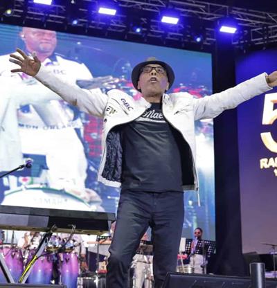 Ramón Orlando celebra 50 años de carrera con un Estadio Olímpico que se tiende a sus pies