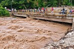 Río Barrera vuelve a rugir: crecida bloquea puente, golpea agricultura y enciende alarma en Los Ríos Río Barrera vuelve a rugir: crecida bloquea puente, golpea agricultura y enciende alarma en Los Ríos