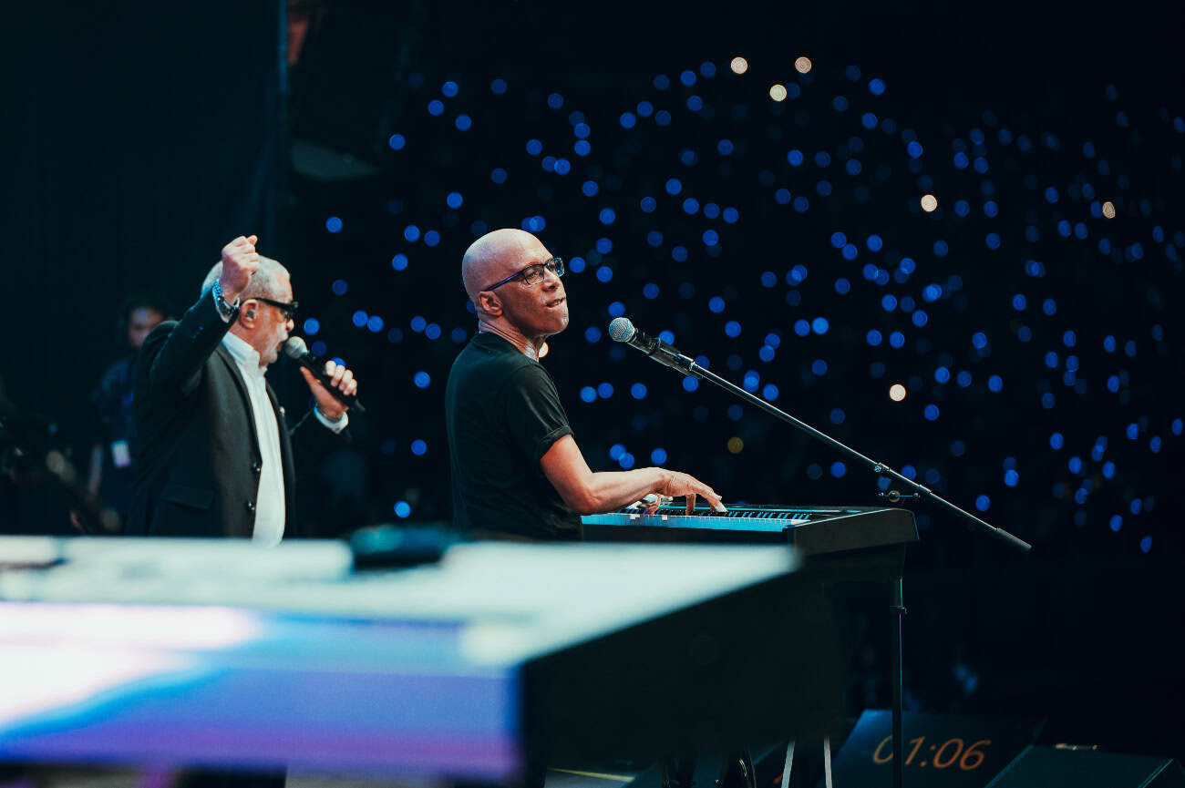 Ramón Orlando y Henry García compartieron escenario durante la celebración de los 50 años de trayectoria del maestro.