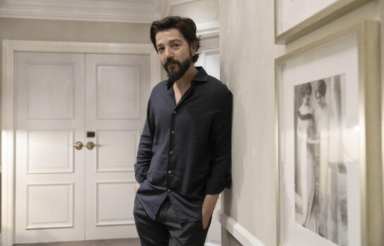 Diego Luna recibe el Premio Agenda 2030 por Ceniza en la boca en San Sebastián