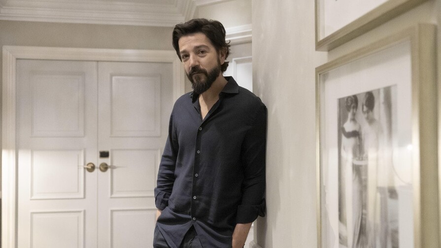 Diego Luna recibe el Premio Agenda 2030 por Ceniza en la boca en San Sebastián