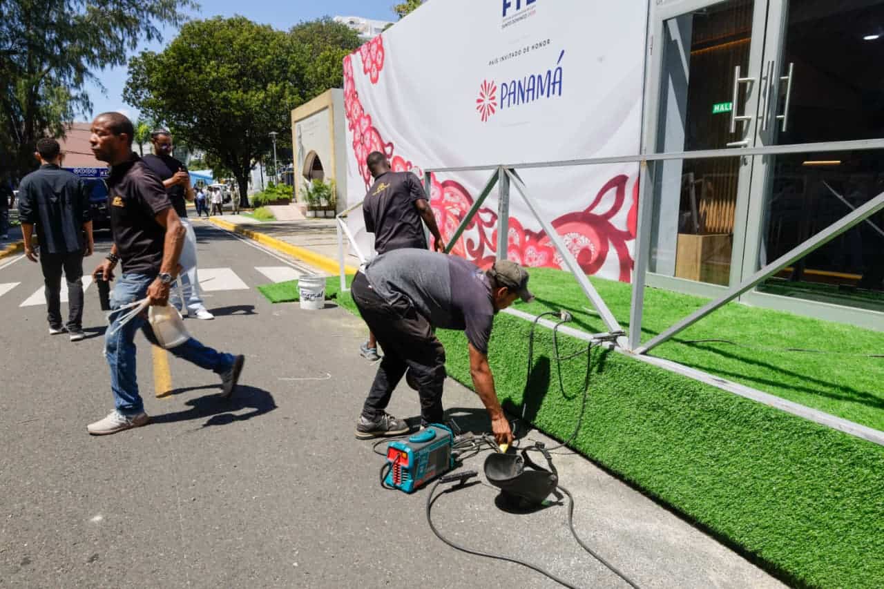 Labores de acondicionamiento en el Pabellón de Panamá.