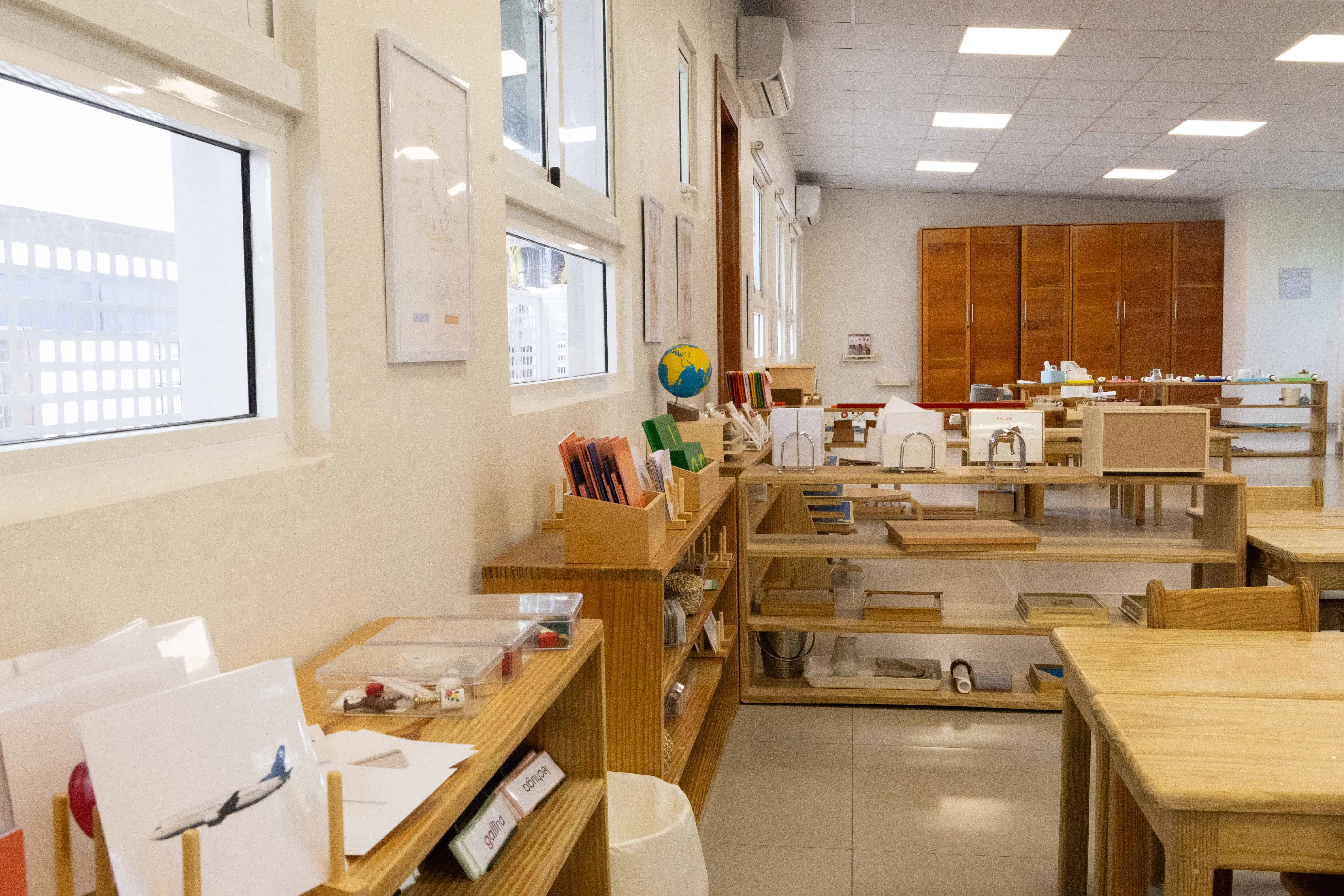  Un análisis sobre el método encontró mayores avances en aulas Montessori de alta fidelidad frente a implementaciones que combinaban el método con otras prácticas.<br>