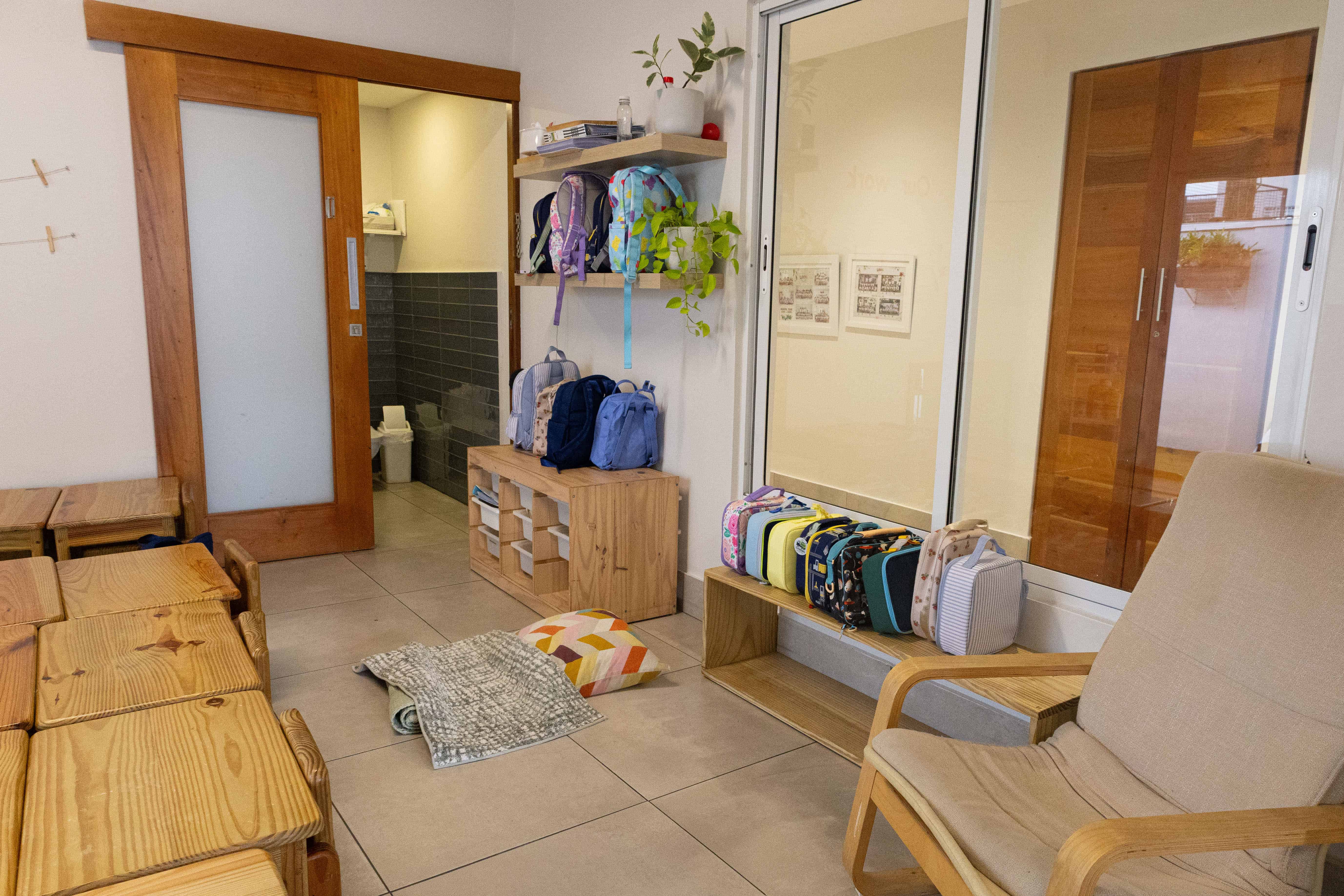 Los espacios Montessori presentan una mezcla de materiales naturales. 