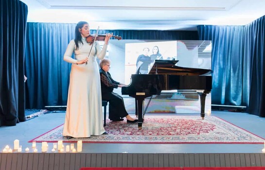 Aisha Syed llama a visibilizar la violencia doméstica durante concierto a favor de las víctimas