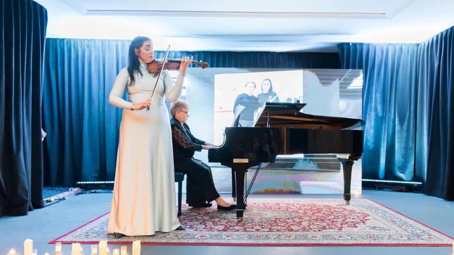 Aisha Syed llama a visibilizar la violencia doméstica durante concierto a favor de las víctimas