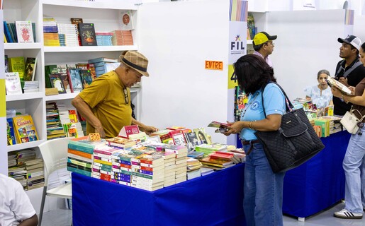 Visitantes y libreros cuentan sus experiencias y expectativas de la Feria del Libro 2026