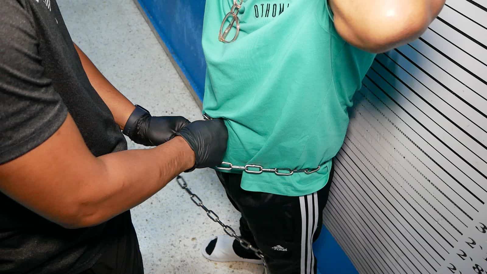 Fotografía distribuida por la Dirección Nacional de Control de Drogas (DNCD) de los dominicanos Rafael Hidalgo García, alias “Pequeño” o “Viejo”, y Domingo Rivera Trinidad, alias “Tyson” o “El Sobrino”, quienes fueron extraditados a los Estados Unidos.