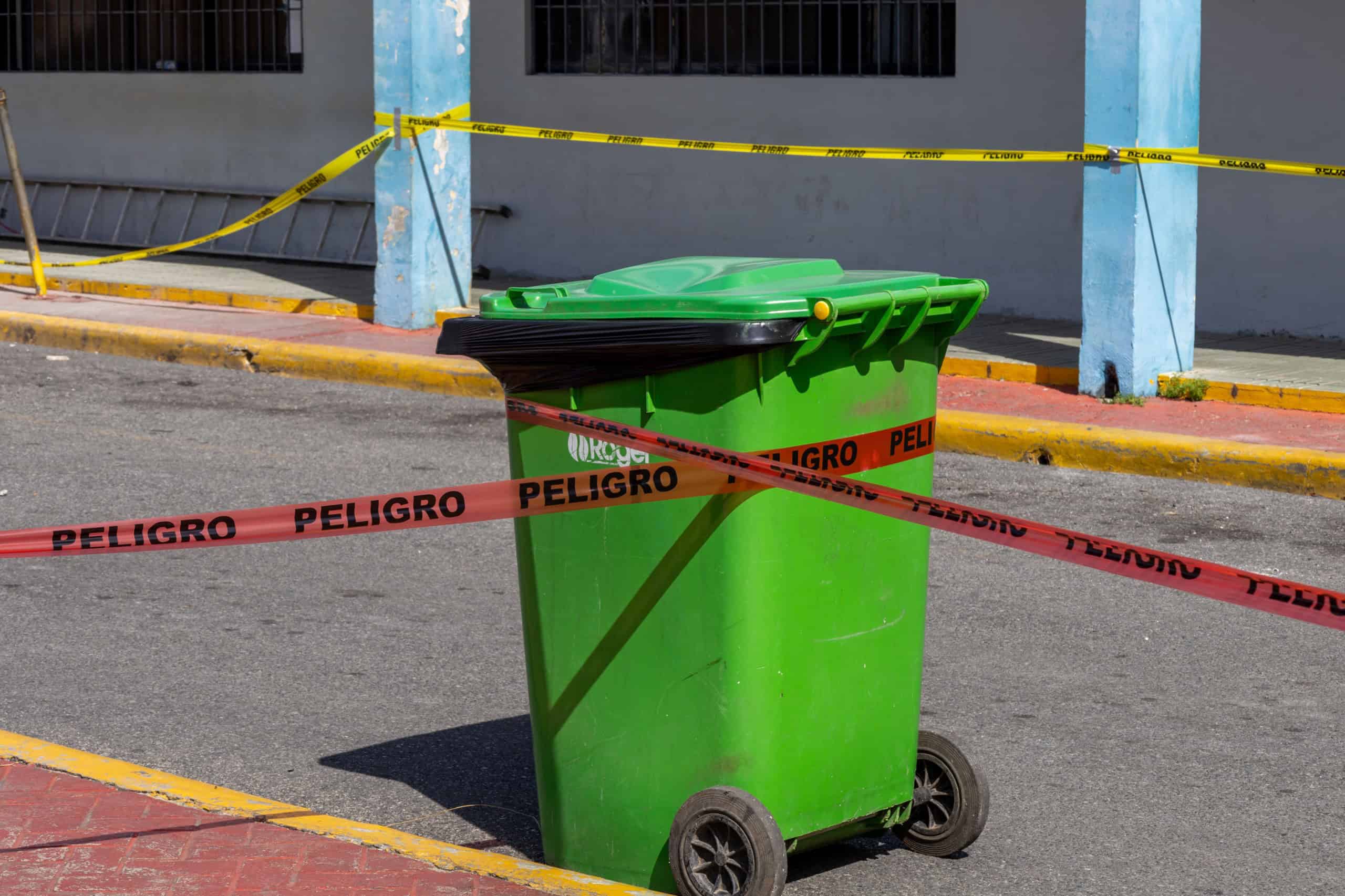 Cintas rojas que bloquean el paso a las áreas intervenidas