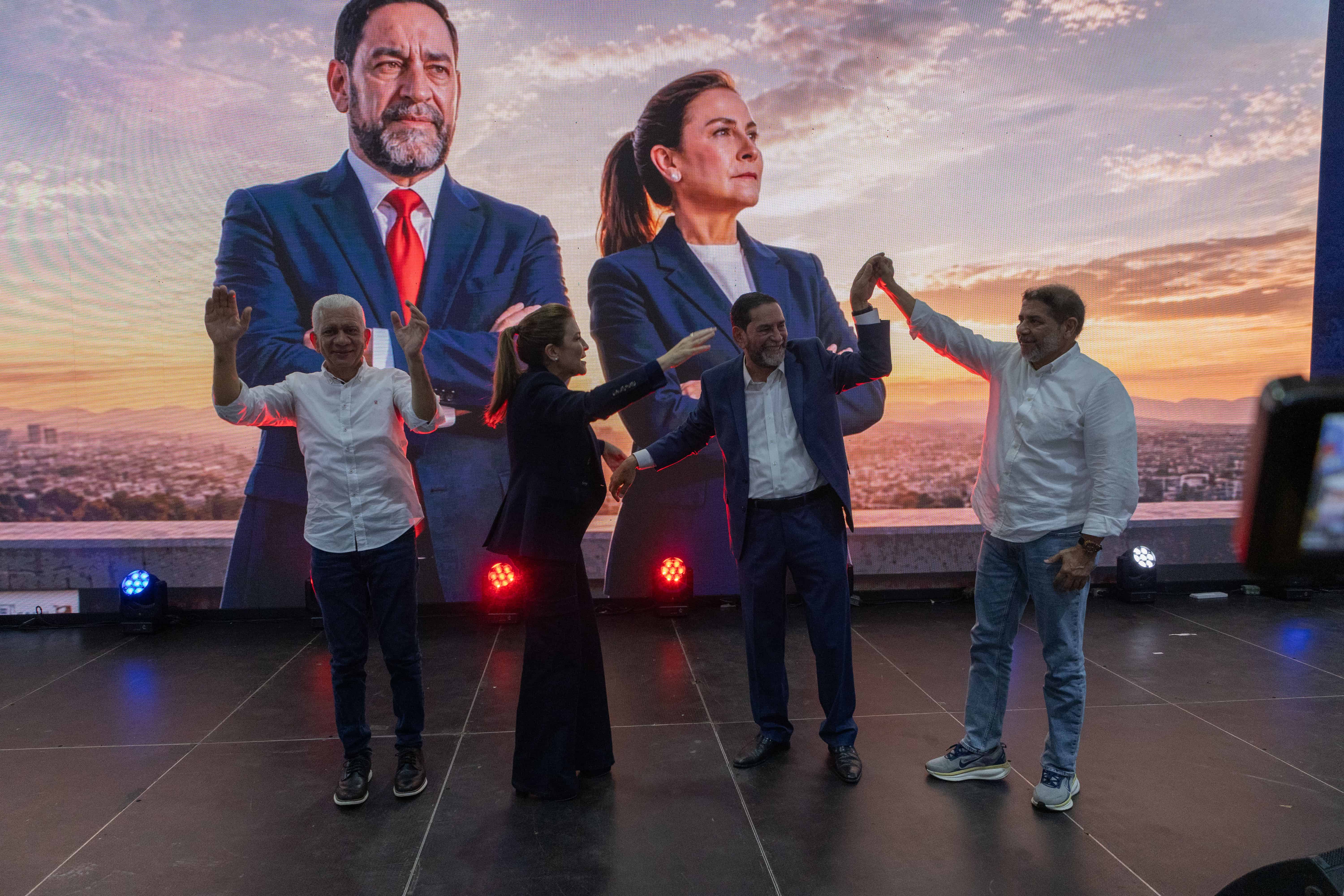Ricardo de los Santos, jefe de campaña de Carolina Mejía; Carolina Mejía, aspirante presidencial;Eligio Jáquez, dirigente del PRD, y Límbert Cruz, exministro de Agricultura.&nbsp;Ricardo de los Santos, jefe de campaña de Carolina Mejía; Carolina Mejía, aspirante presidencial; Eligio Jáquez, dirigente del PRD, y Limbert Cruz, exministro de Agricultura. 