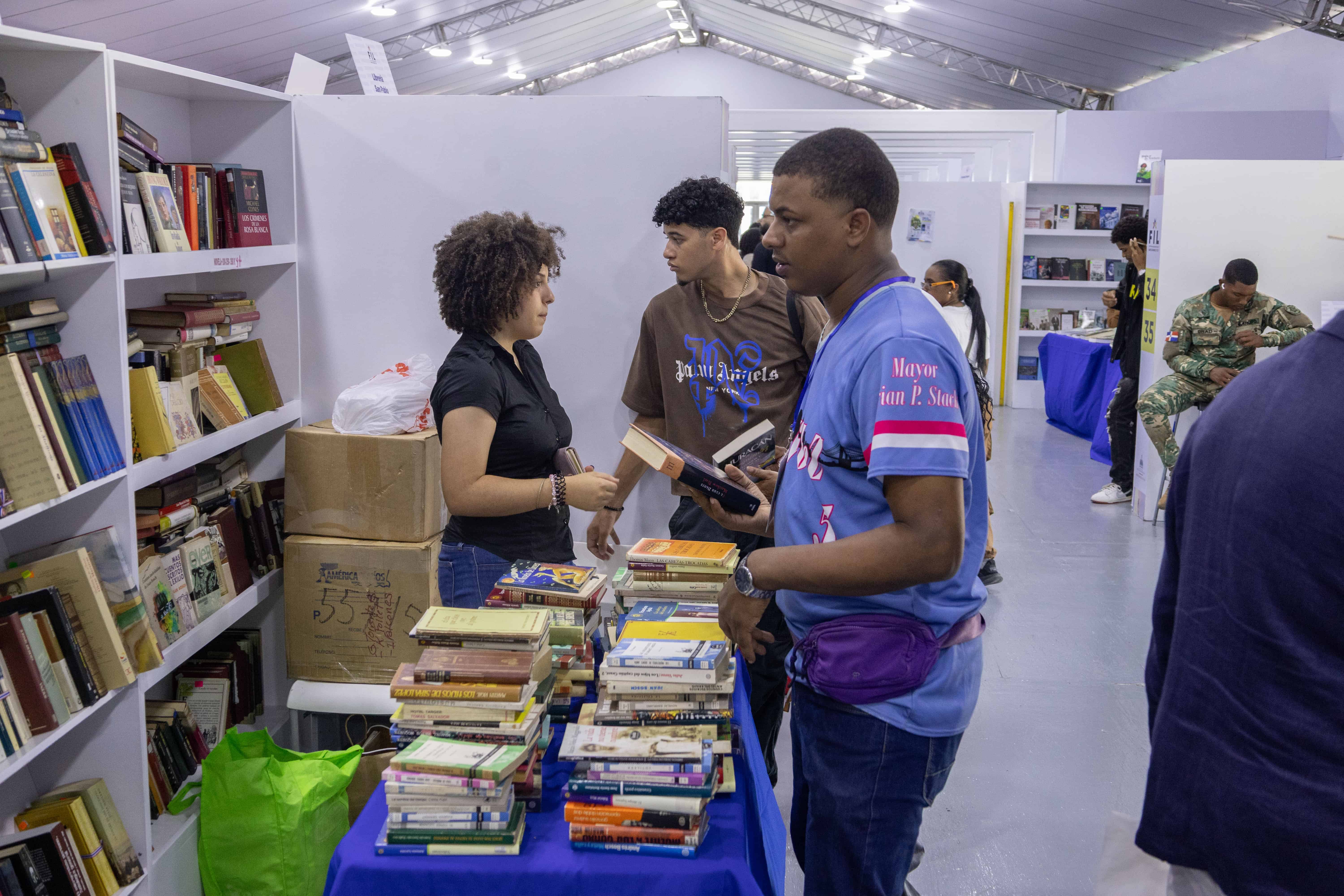 Parte de los jóvenes que se dieron cita este lunes para adquirir libros