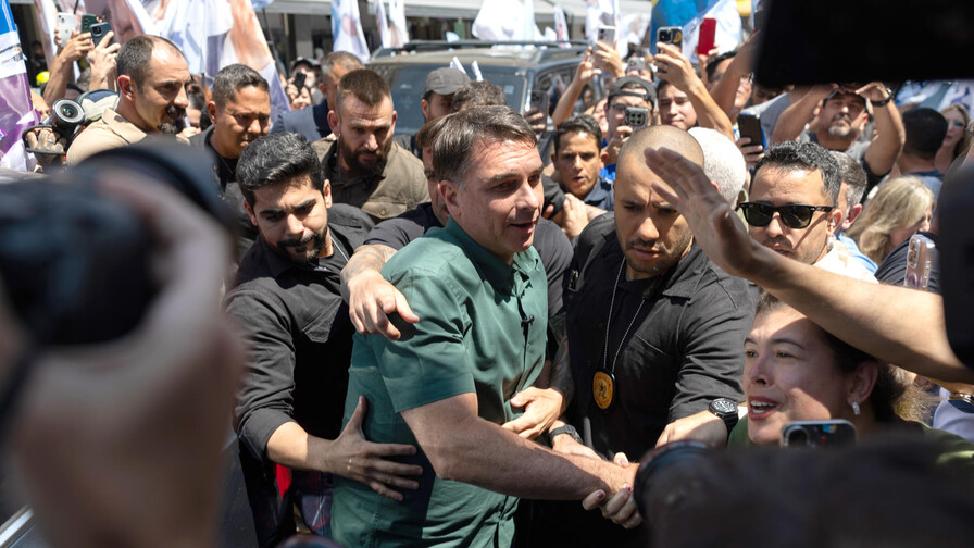Flávio Bolsonaro critica la política económica de Lula en visita a comercios de São Paulo Flávio Bolsonaro critica la política económica de Lula en visita a comercios de São Paulo
