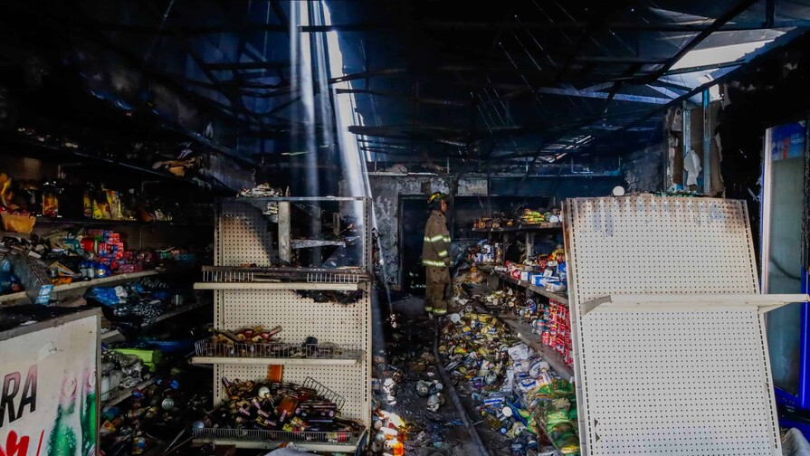 Incendio destruye surtidora de alimentos en Santiago