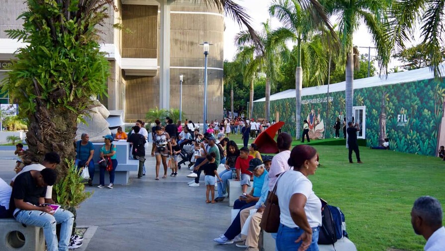 Entre libros y actividades, visitantes disfrutan de la Feria del Libro 2026 este domingo Entre libros y actividades, visitantes disfrutan de la Feria del Libro 2026 este domingo