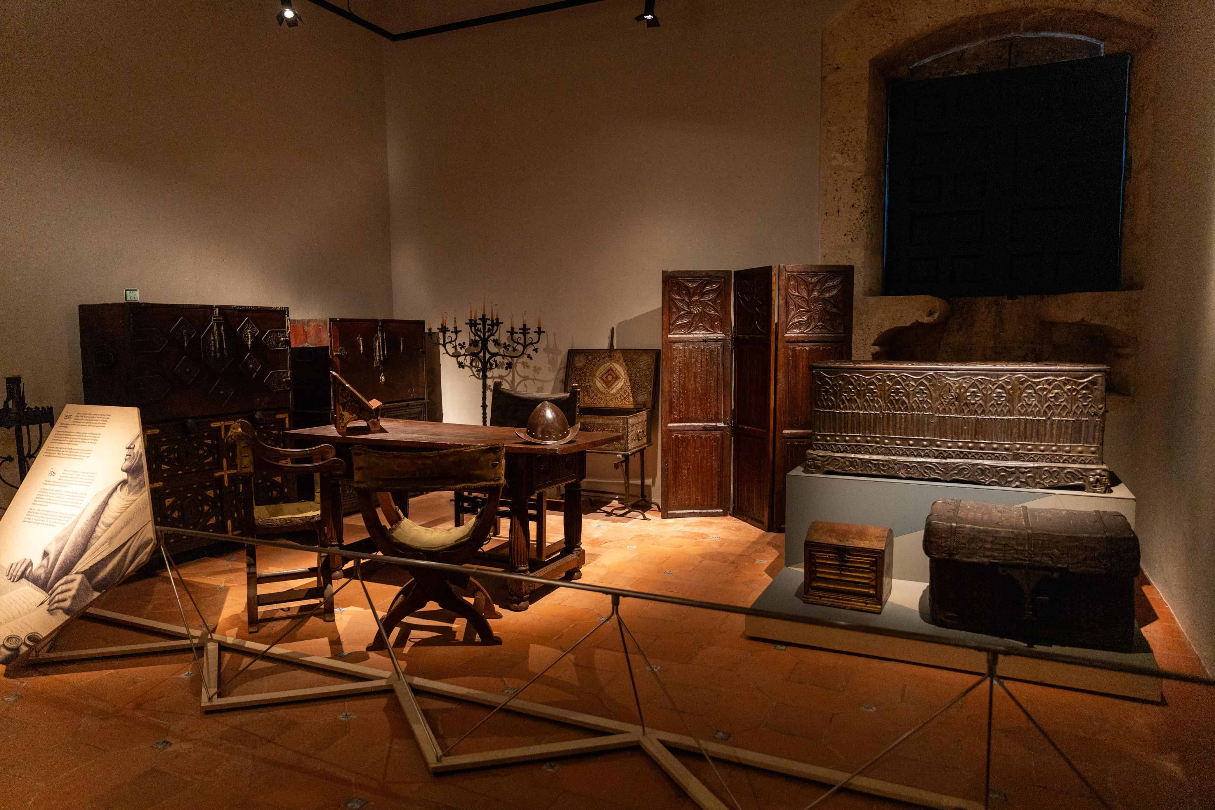 Piezas deexpuestas en una de las salas del Alcázar de Colón.