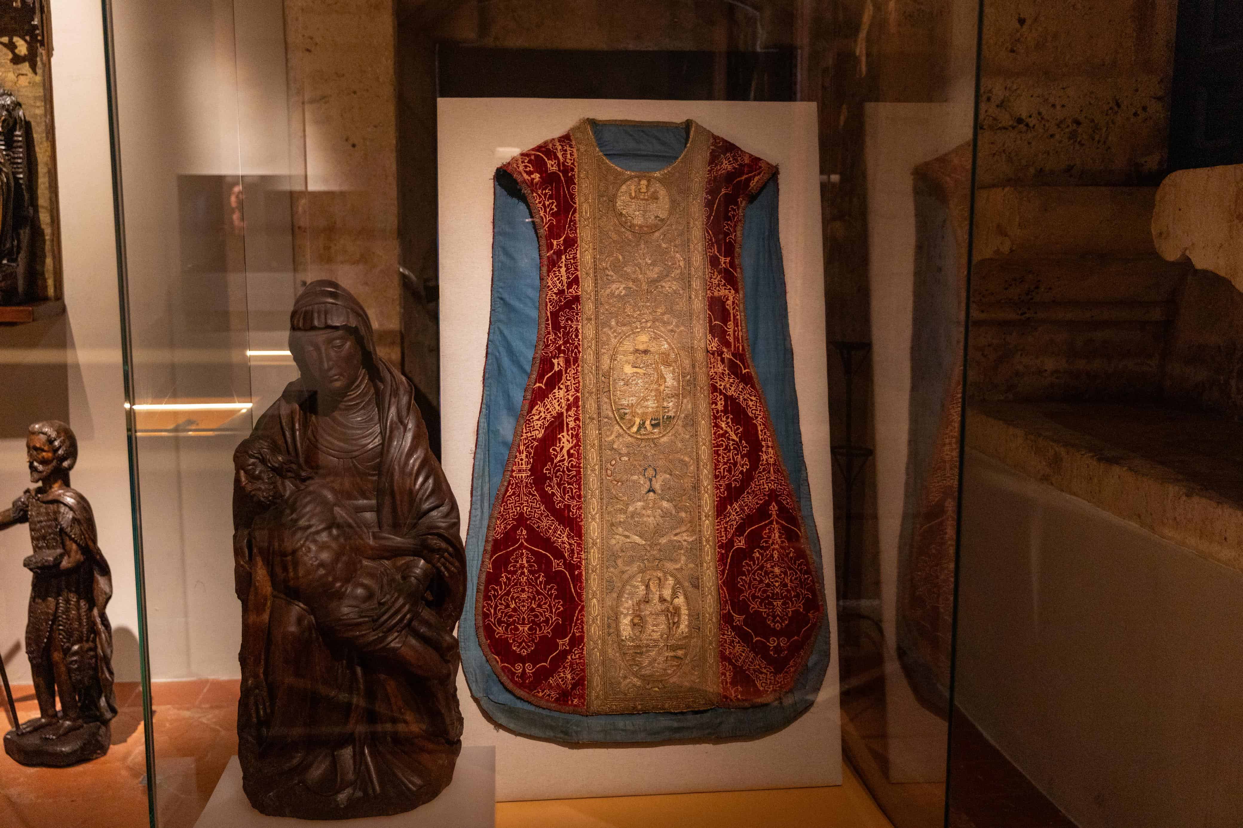 Piezas de arte sacro y ornamentación litúrgica colonial expuestas en una de las salas del Alcázar de Colón.