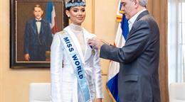 Abinader recibe a Miss Mundo 2026 Joheirry Mola y le entrega la Medalla Presidencial al Mérito Civil