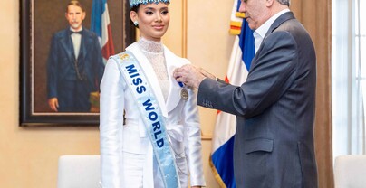 Abinader recibe a Miss Mundo 2026 Joheirry Mola y le entrega la Medalla Presidencial al Mérito Civil