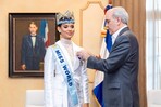 Abinader recibe a Miss Mundo 2026, Joheirry Mola, y le entrega Medalla Presidencial al Mérito Civil