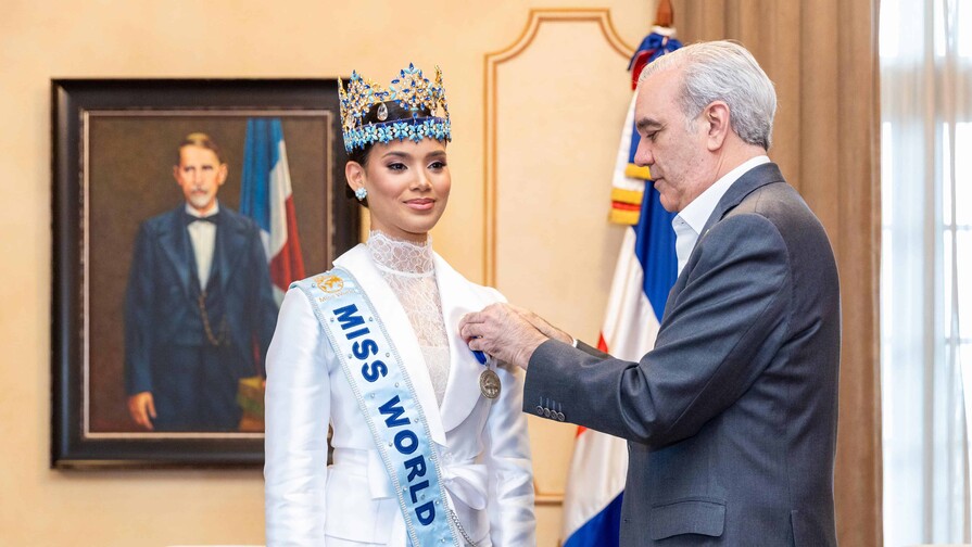 Abinader recibe a Miss Mundo 2026, Joheirry Mola, y le entrega Medalla Presidencial al Mérito Civil Abinader recibe a Miss Mundo 2026, Joheirry Mola, y le entrega Medalla Presidencial al Mérito Civil