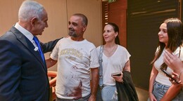 Netanyahu recibe a uno de los pasajeros israelíes que estranguló al copiloto del avión