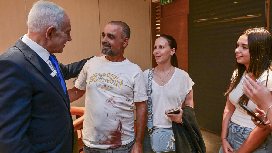 Netanyahu recibe a uno de los pasajeros israelíes que estranguló al copiloto del avión